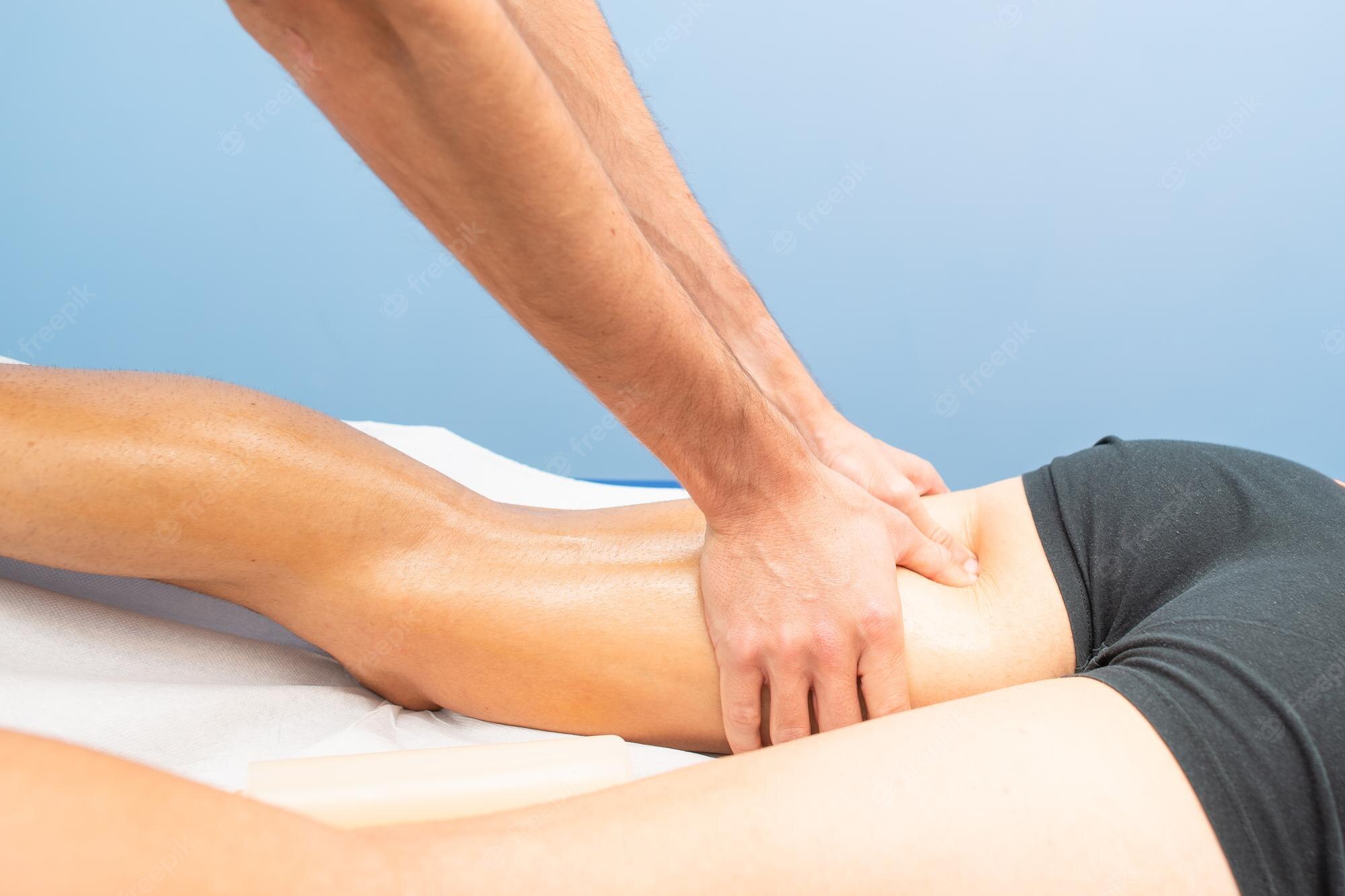 massage-thigh-physiotherapist-athlete