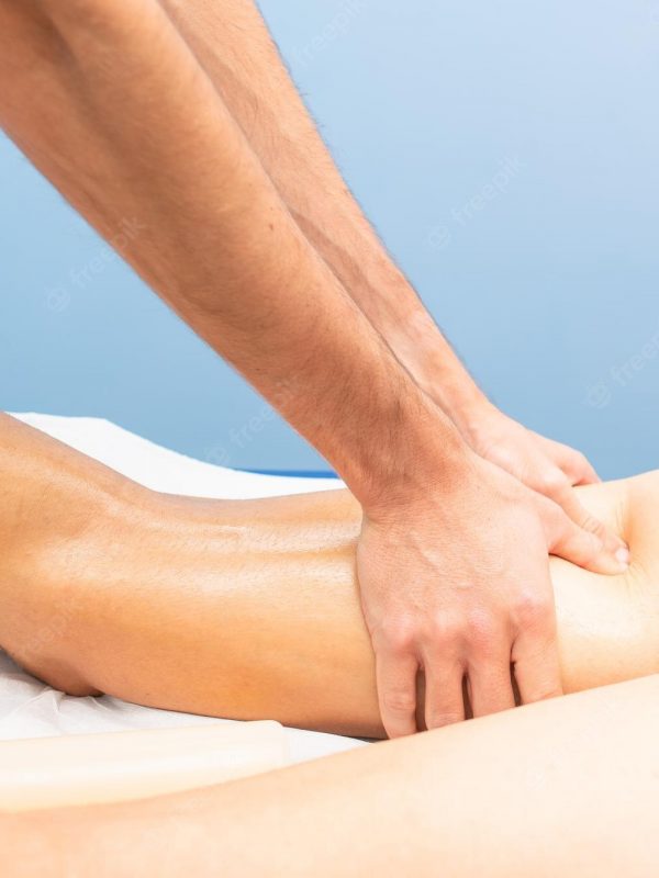 massage-thigh-physiotherapist-athlete